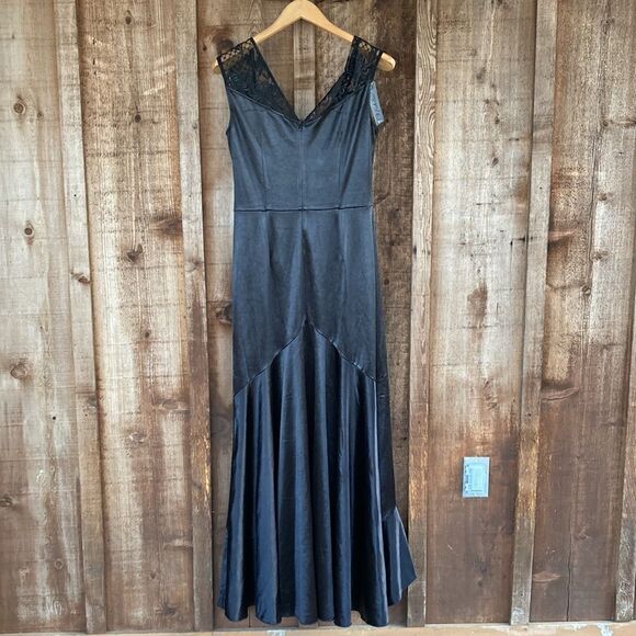 Elegant Black Maxi Dress - Picture 10 of 16